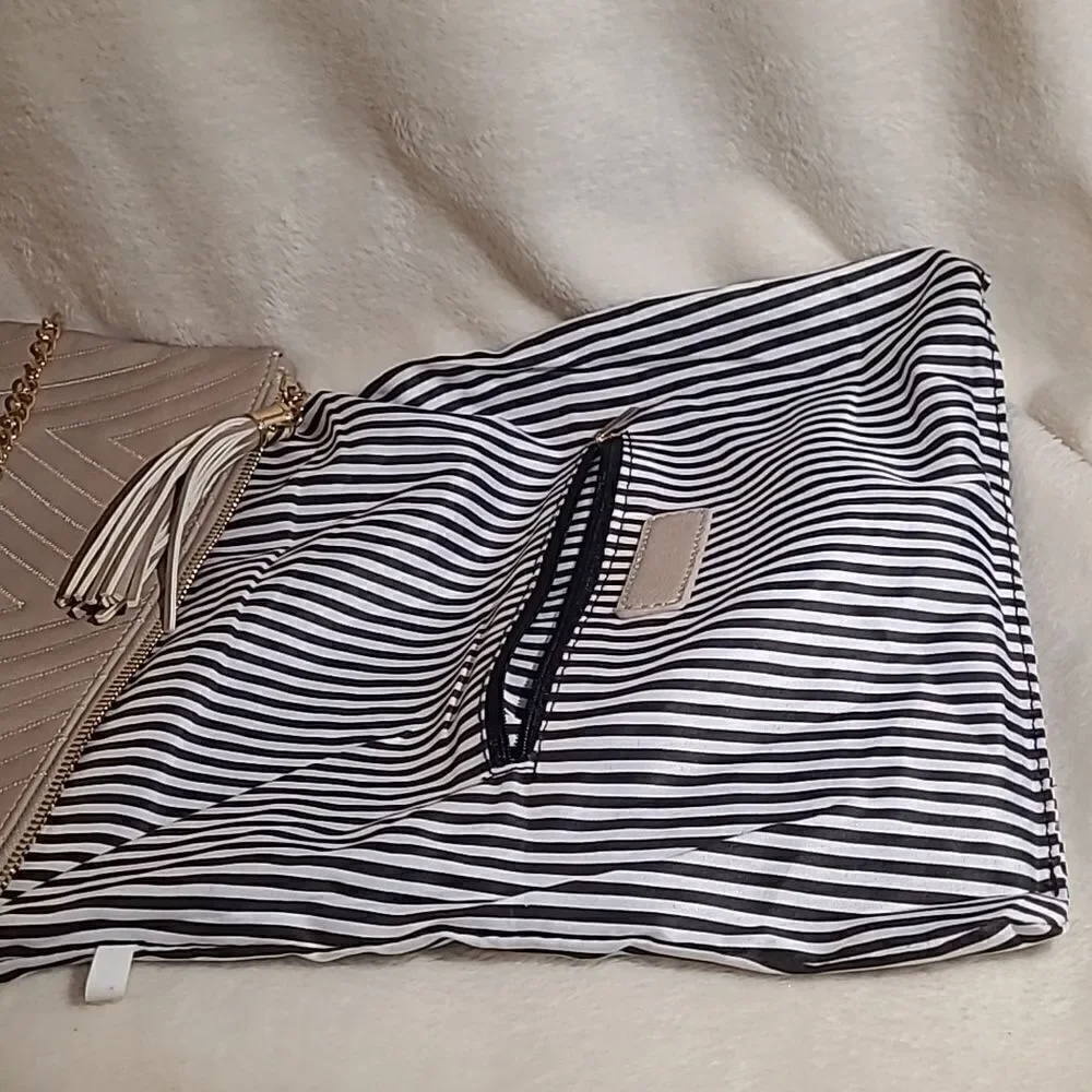 Shoulder chain purse with 3 pockets with magnet closure